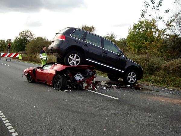 Tesla Roadster: singolare incidente
