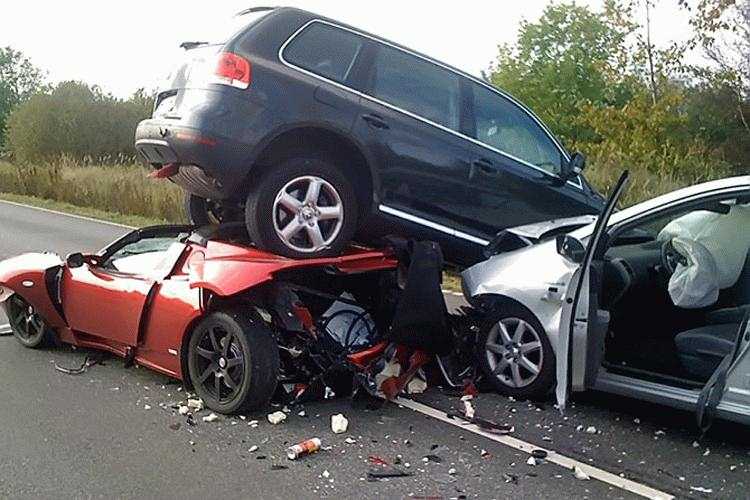 Tesla Roadster: singolare incidente