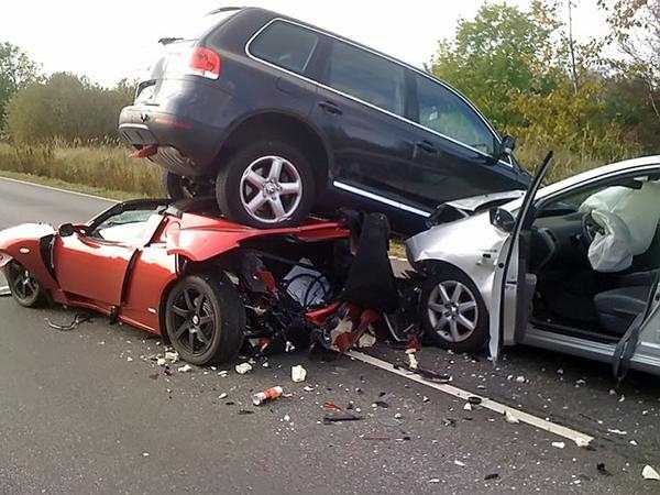 Tesla Roadster: singolare incidente