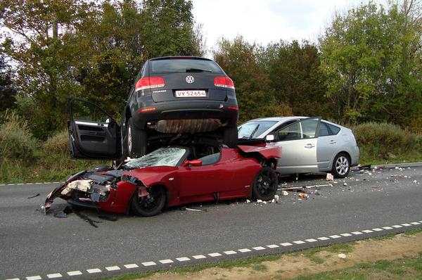 Tesla Roadster: singolare incidente