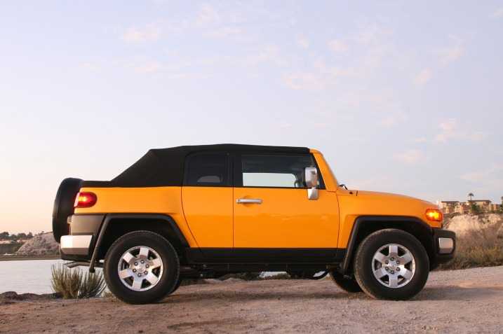 Toyota FJ Cruiser Cabriolet by Newport Convertible Engineering