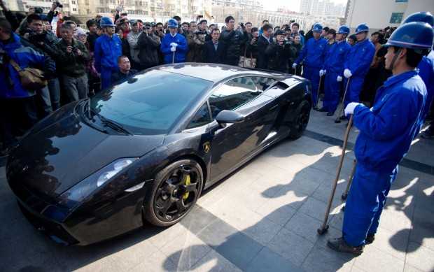 Lamborghini Gallardo distrutta a martellate