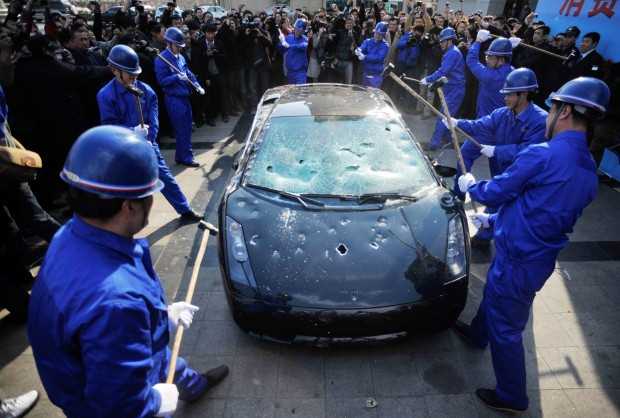 Lamborghini Gallardo distrutta a martellate