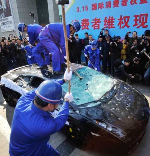 Lamborghini Gallardo distrutta a martellate