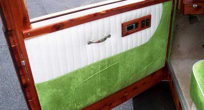 Auto di legno all'asta su eBay
