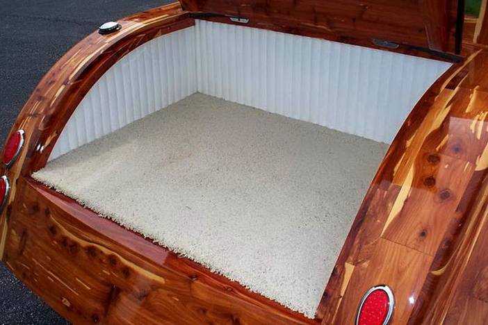 Auto di legno all'asta su eBay