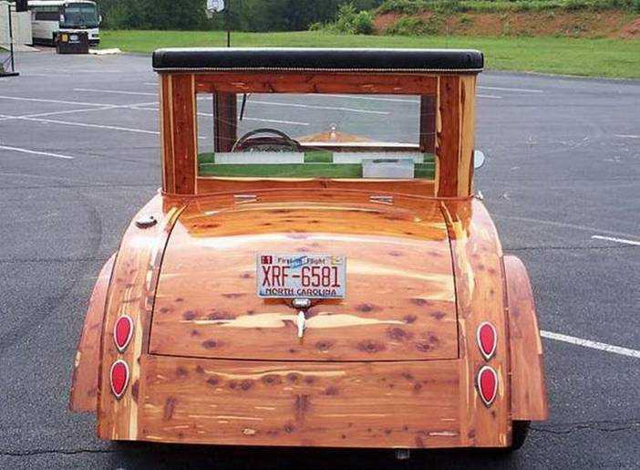 Auto di legno all'asta su eBay