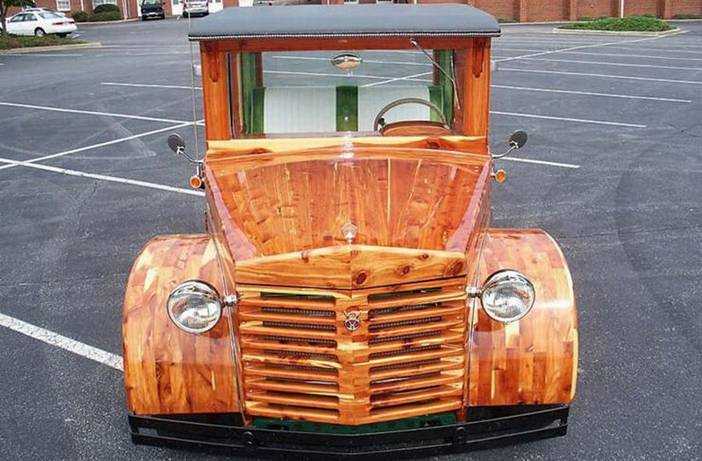 Auto di legno all'asta su eBay