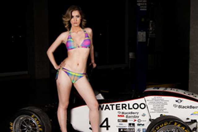Studentessa di ingegneria in bikini per beneficienza
