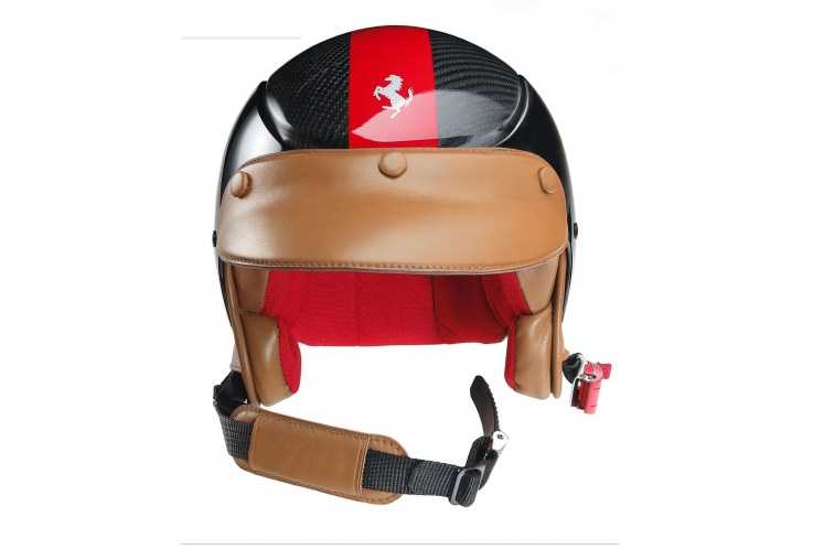 Il casco griffato Ferrari