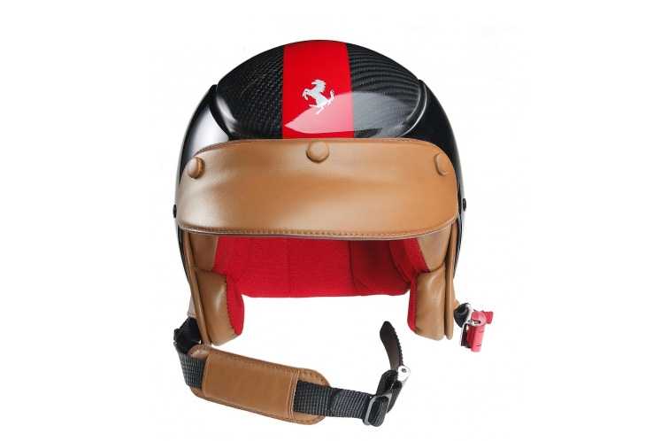 Il casco griffato Ferrari