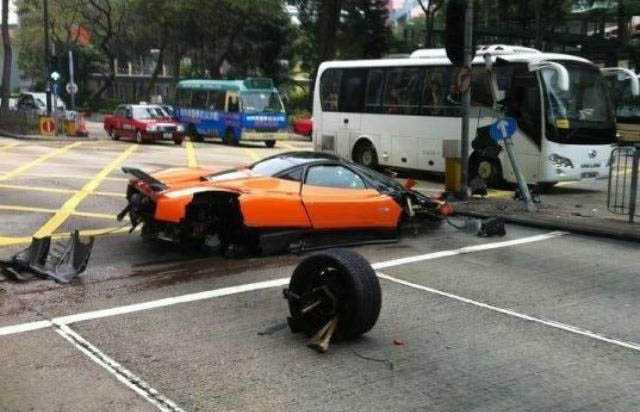 Pagani Zonda F incidentata ad Hong Kong
