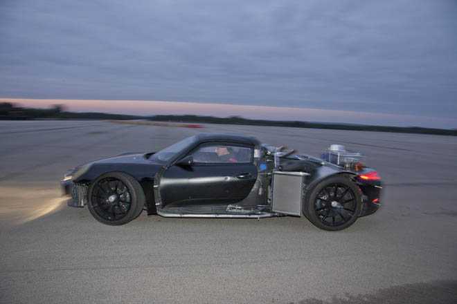 Porsche 918 Spyder in pista a Nardò