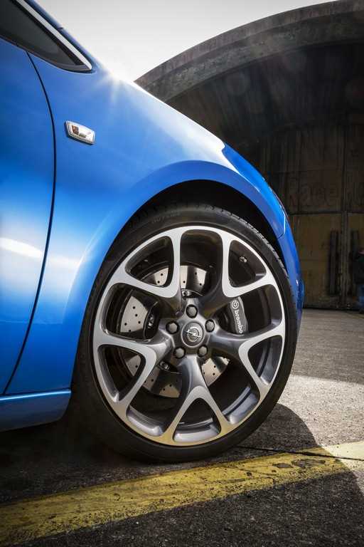Opel Astra OPC 2012