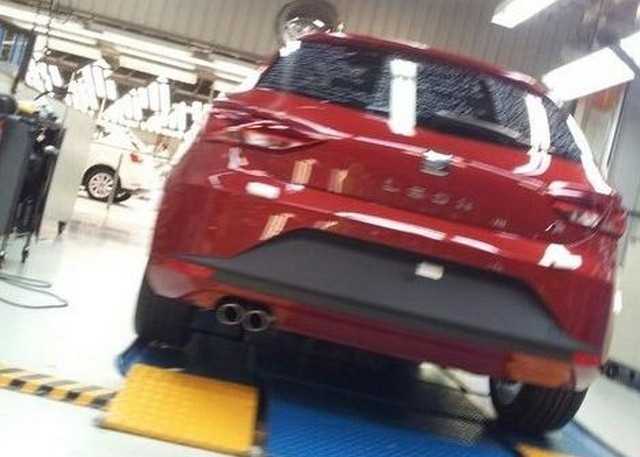 Nuova Seat Leon, prime foto senza camuffature