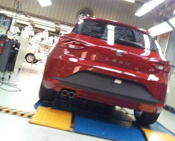Nuova Seat Leon, prime foto senza camuffature