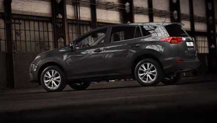 Nuova Toyota RAV4, prime immagini dalla brochure