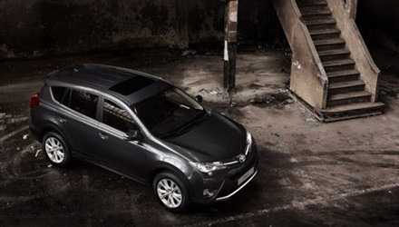 Nuova Toyota RAV4, prime immagini dalla brochure
