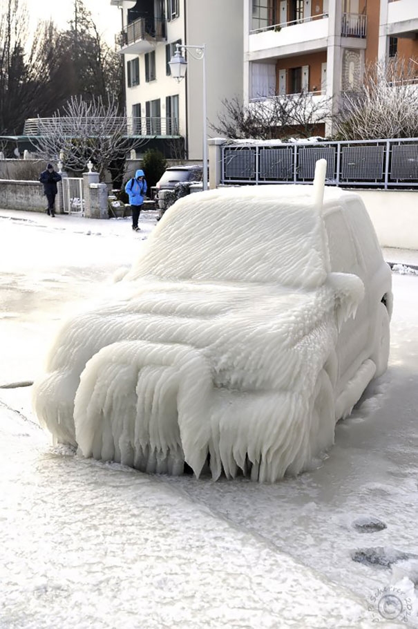 Auto ghiacciate come opere d'arte