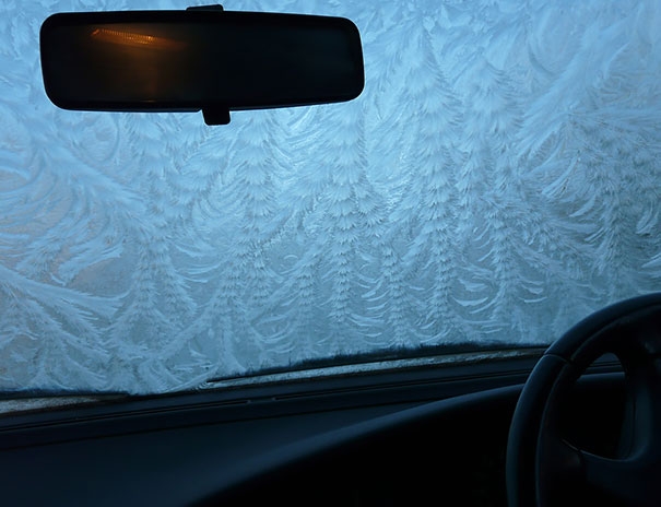 Auto ghiacciate come opere d'arte