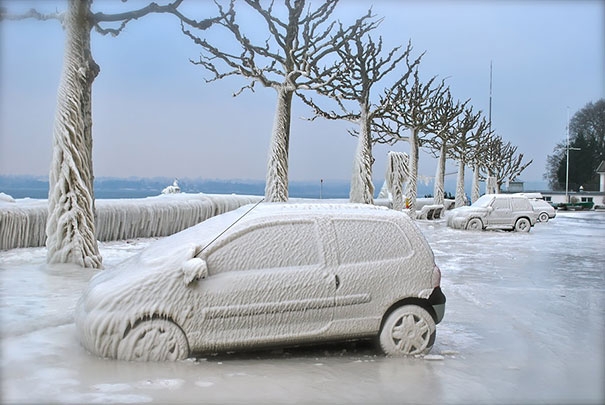 Auto ghiacciate come opere d'arte