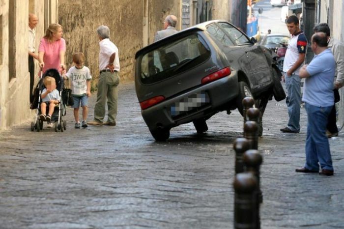 I parcheggi più assurdi di Napoli