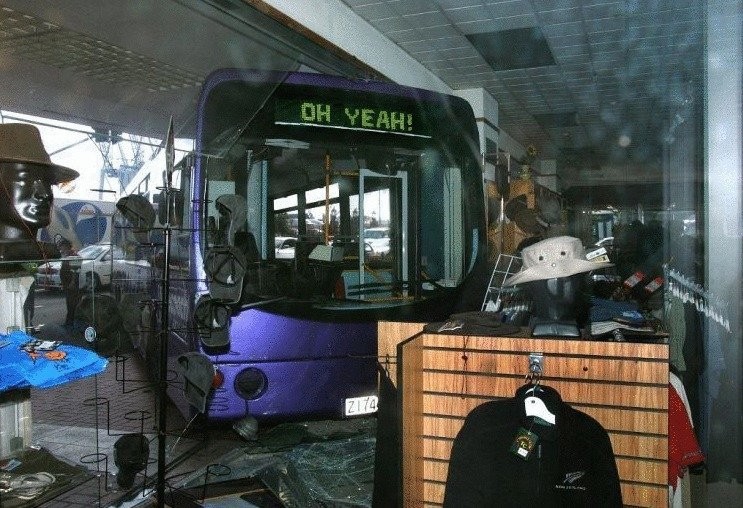 Le scritte sugli autobus più assurde