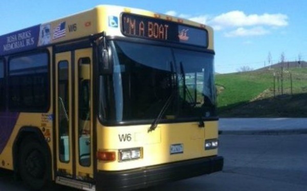 Le scritte sugli autobus più assurde