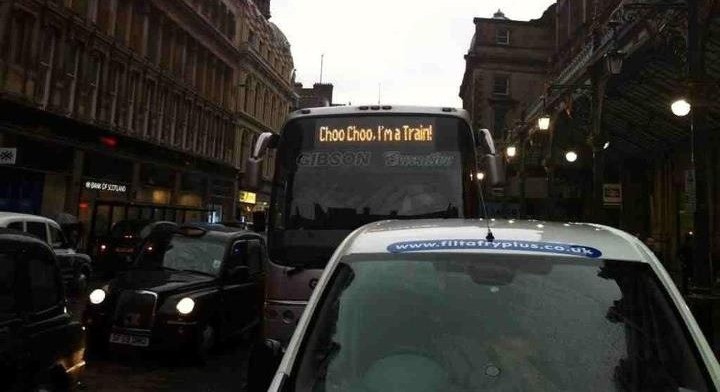 Le scritte sugli autobus più assurde