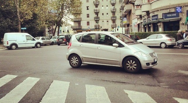 Parcheggi assurdi: soste al limite della realtà