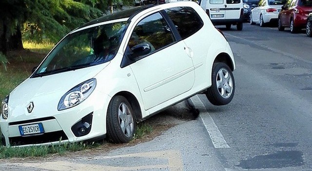 Parcheggi assurdi: soste al limite della realtà