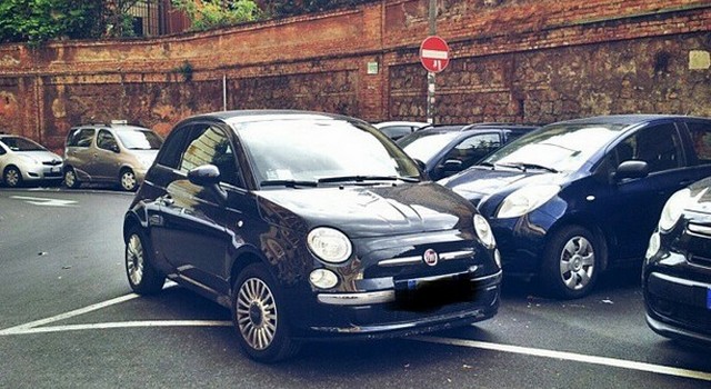 Parcheggi assurdi: soste al limite della realtà