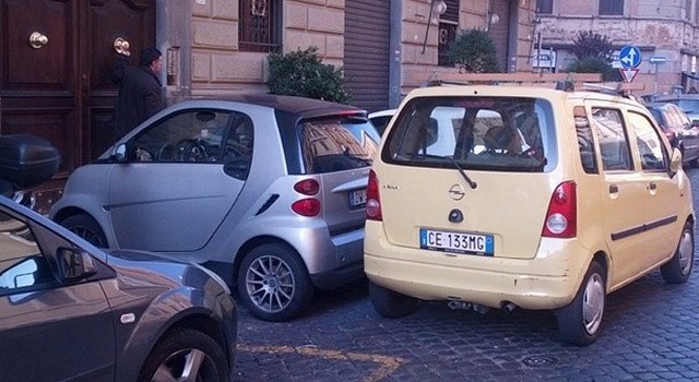 Parcheggi assurdi: soste al limite della realtà