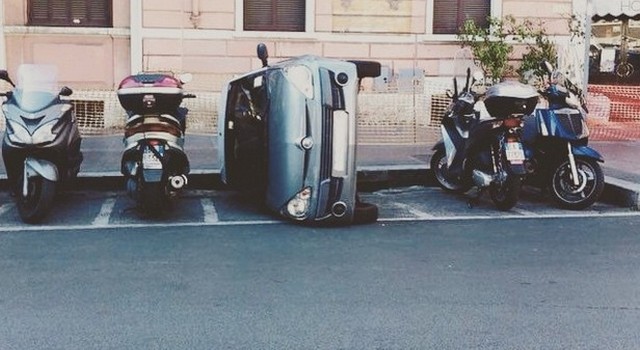 Parcheggi assurdi: soste al limite della realtà