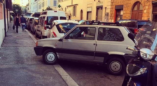 Parcheggi assurdi: soste al limite della realtà