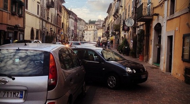 Parcheggi assurdi: soste al limite della realtà