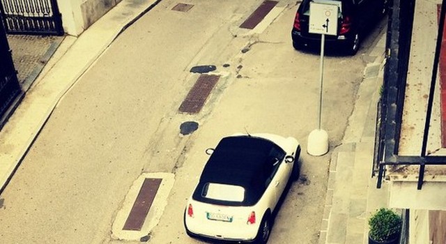 Parcheggi assurdi: soste al limite della realtà