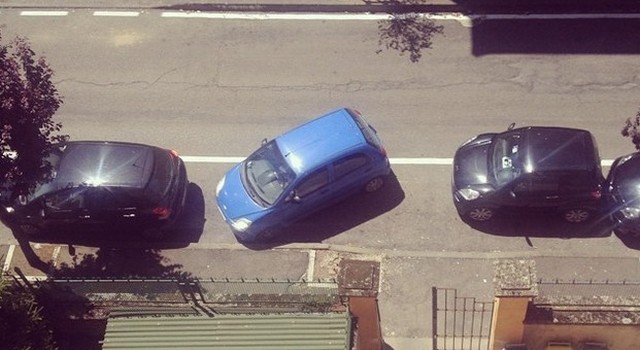 Parcheggi assurdi: soste al limite della realtà
