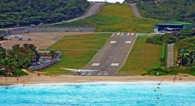 Gli aeroporti più pericolosi del mondo: atterraggi da brividi