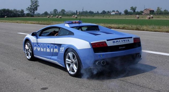 Le auto della polizia più belle e veloci del mondo