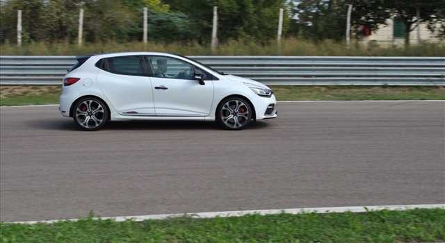 Renault Clio R.S. EDC 220 Trophy in prova