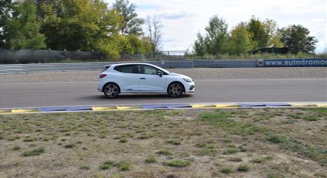 Renault Clio R.S. EDC 220 Trophy in prova