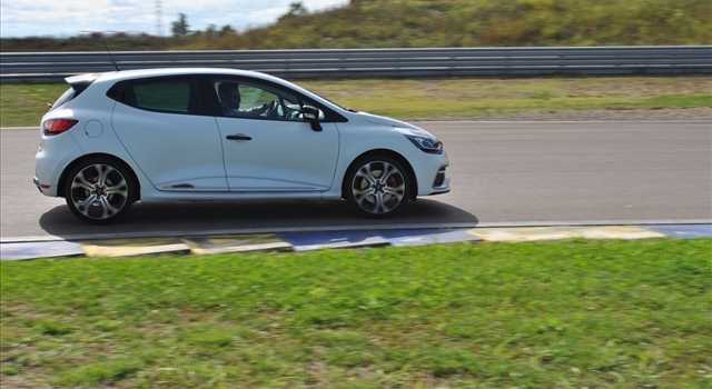 Renault Clio R.S. EDC 220 Trophy in prova