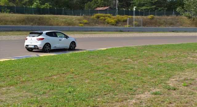 Renault Clio R.S. EDC 220 Trophy in prova