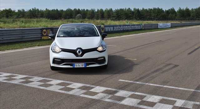 Renault Clio R.S. EDC 220 Trophy in prova