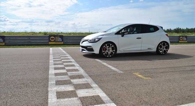 Renault Clio R.S. EDC 220 Trophy in prova