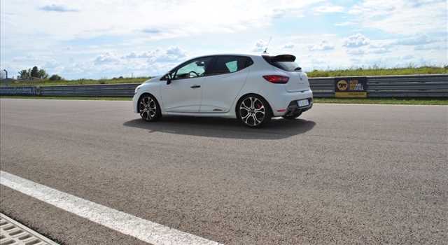 Renault Clio R.S. EDC 220 Trophy in prova