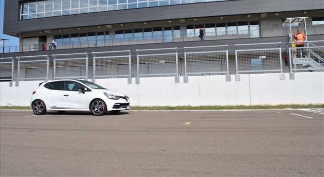 Renault Clio R.S. EDC 220 Trophy in prova