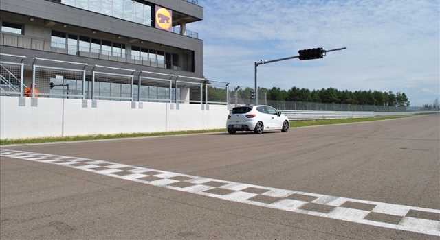 Renault Clio R.S. EDC 220 Trophy in prova