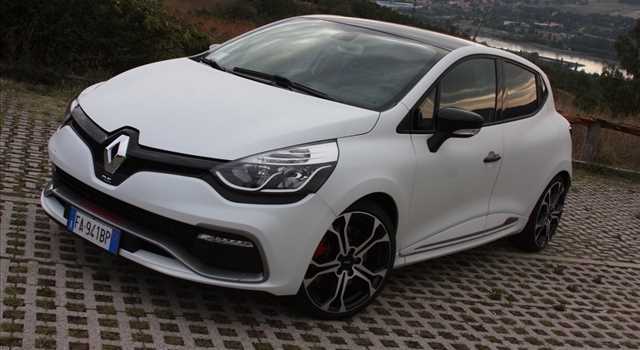 Renault Clio R.S. EDC 220 Trophy in prova